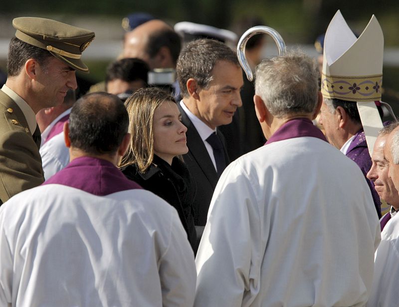 Los Príncipes de Asturias, el presidente del Gobierno, José Luis Rodríguez Zapatero, saludan al Vicario General Castrense, Juan del Río Martín, tras el funeral de Estado por los militares españoles fallecidos.