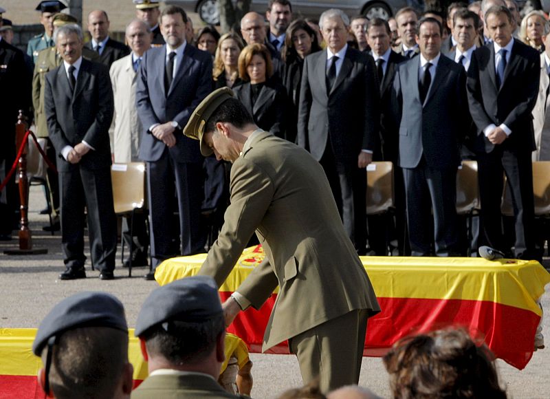 El príncipe Felipe impone la Cruz al Mérito Militar a Rubén Alonso Ríos y a Juan Andrés Suárez García, militares españoles fallecidos el pasado domingo en un ataque suicida en Afganistán.