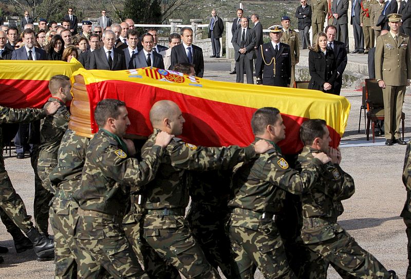 Los compañeros militares de los dos soldados asesinados han llevado a hombros sus féretros durante el funeral.