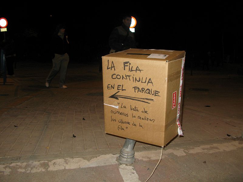 Un cartel improvisado indica por donde continúa la cola para conseguir un piso.