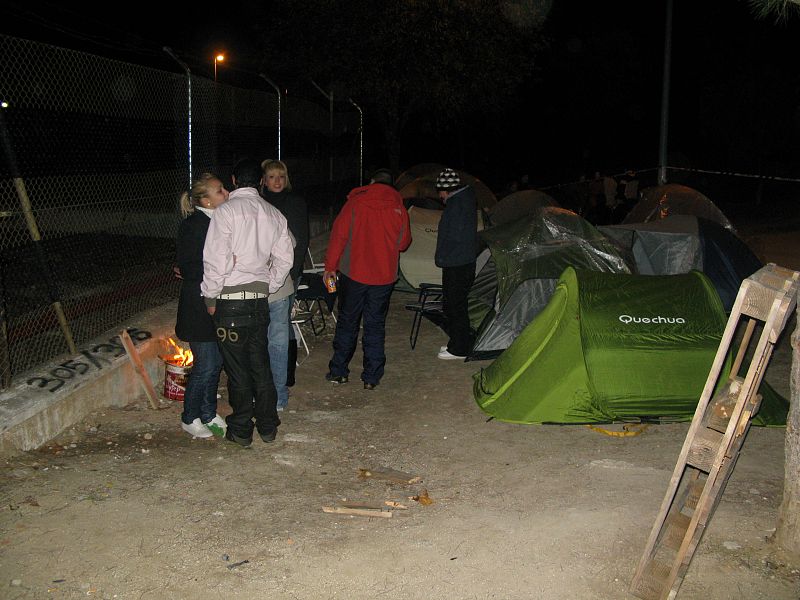 Una vez caída la noche, no faltaban las hogueras para entrar en calor.