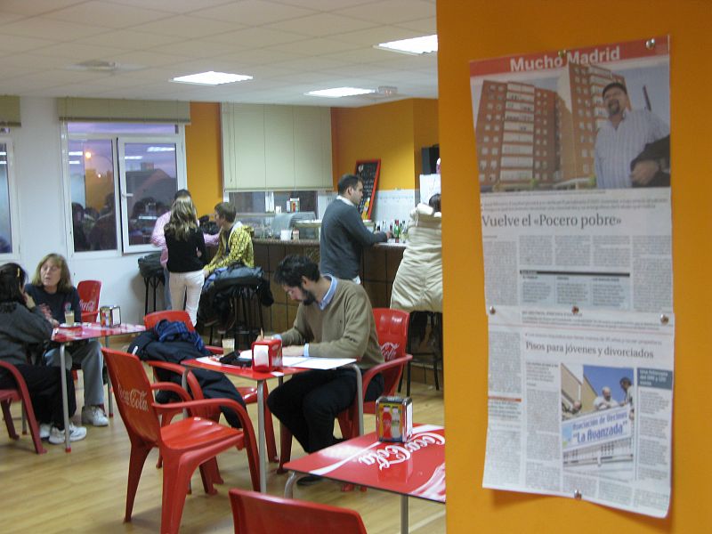 En la cafetería de la Asociación de Vecinos de La Avanzada los jóvenes pueden entran en calor.