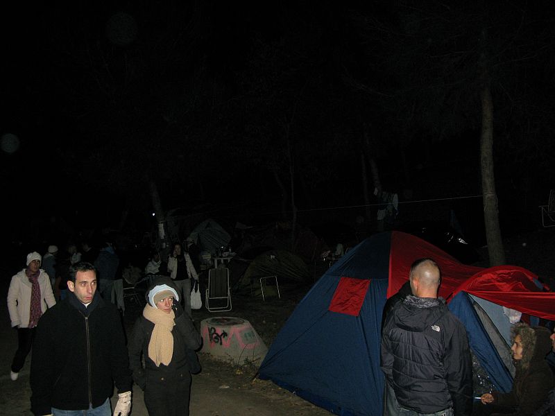 Muchos vecinos pasean por la zona llamados por la curiosidad que ha levantado el campamento.