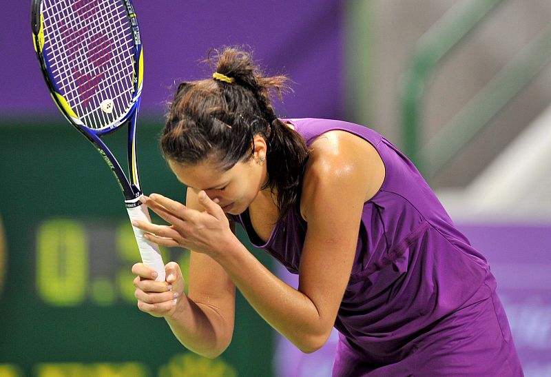 Ana Ivanovic se lamenta en el partido ante su compatriota Jelena Jankovic.