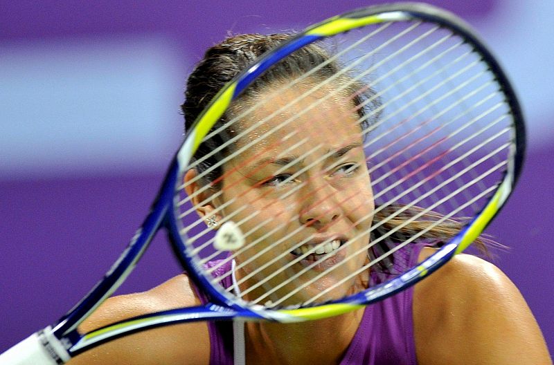 Ivanovic devuelve una pelota a la rusa Vera Zvonareva durante el Másters Series femenino en Doha.