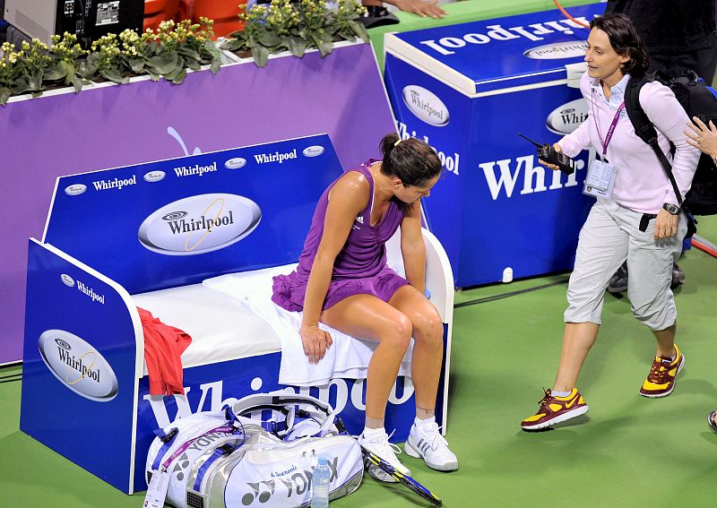 La serbia Ana Ivanovic es tratada por un fisioterapeuta durante el el Másters Series femenino en Doha.