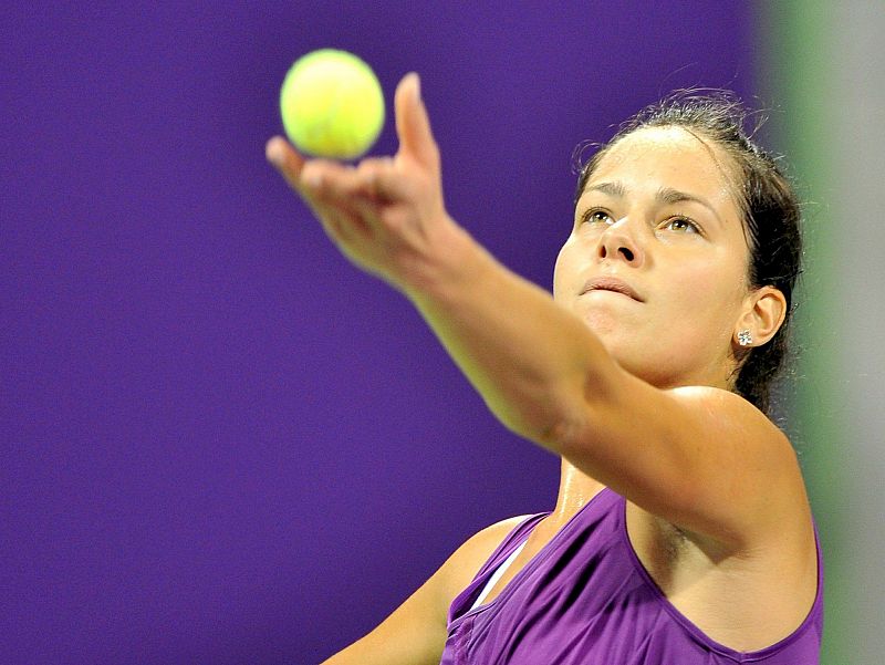 La serbia Ana Ivanovic realiza un saque ante la rusa Vera Zvonareva durante el Másters Series femenino en Doha.