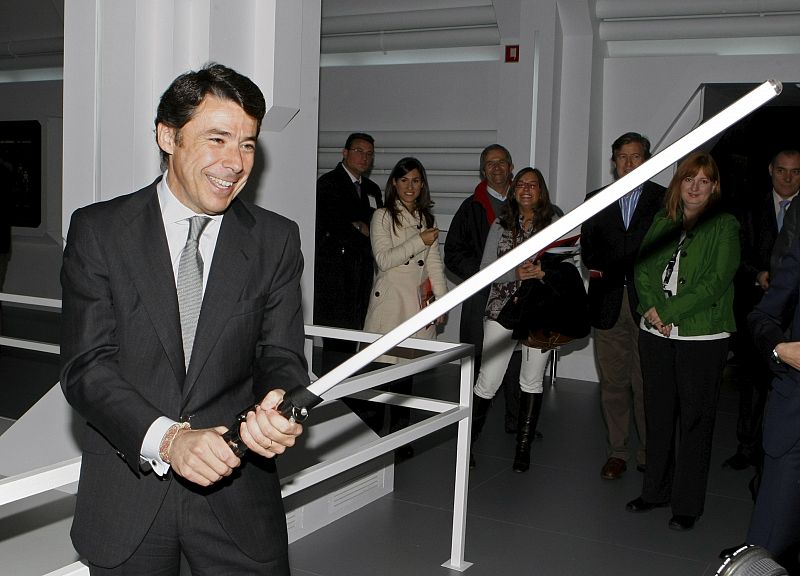 Ignacio González, con un sable láser