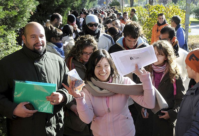 2.500 jóvenes esperan para conseguir uno de los pisos baratos de una promoción que ha prometido José Moreno, conocido como "El Pocero de Fuenlabrada", en Madrid.