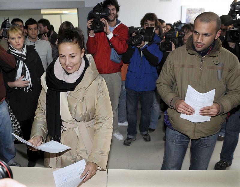 Los hermanos Teresa y David Alcántara, felices tras conseguir los primeros pisos baratos de una promooción que ha prometido José Moreno, conocido como "El Pocero de Fuenlabrada", un promotor de viviendas a precio reducido.