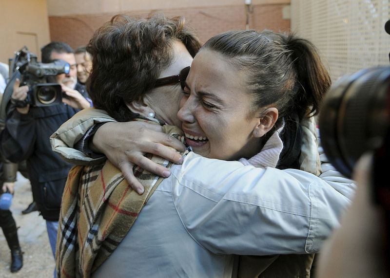 Teresa Alcántara se abraza con su madre tras conseguir el primer piso barato de una promoción que ha prometido José Moreno, conocido como "El Pocero de Fuenlabrada", un promotor de viviendas a precio reducido.