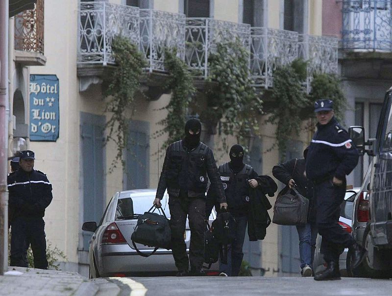 REGISTRO POLICÍA FRANCESA EN PISO CAUTERETS