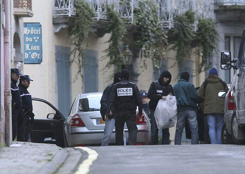 REGISTRO POLICÍA FRANCESA EN PISO CAUTERETS