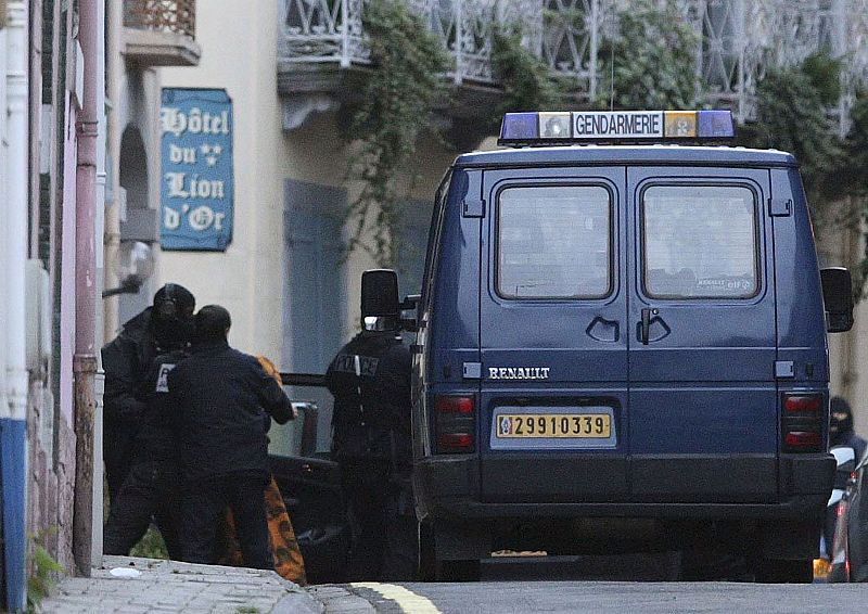 REGISTRO POLICÍA FRANCESA EN PISO CAUTERETS