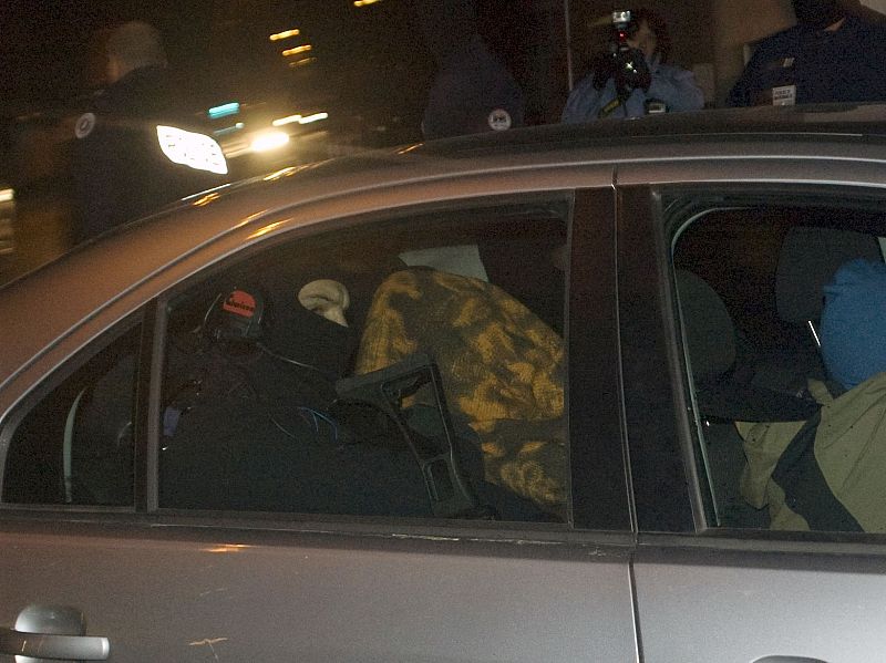 El presunto jefe militar de ETA, Garikoitz Aspiazu alias 'Txeroki' llega a la comisaría de Bayona después de su detención en Cauterets, en el suroeste de Francia, fueron trasladados esta noche a la comisaría de Bayona.