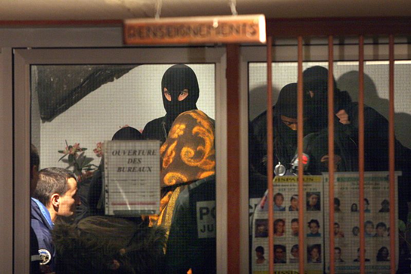 Garikoitz Aspiazu alias 'Txeroki' sale del apartamento donde ha sido detenido junto a Leire López Zurutuza.