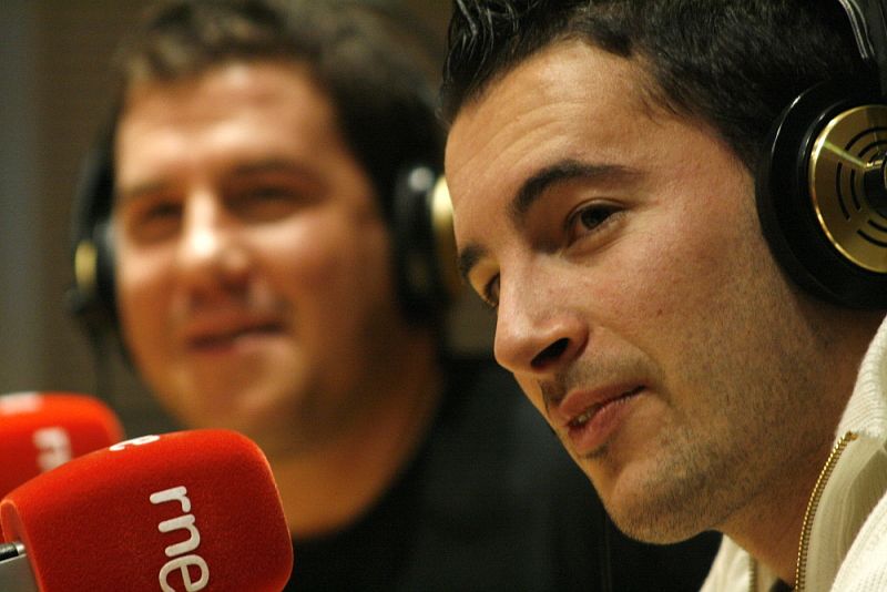 Andy y Lucas en una visita a los estudios de RNE.