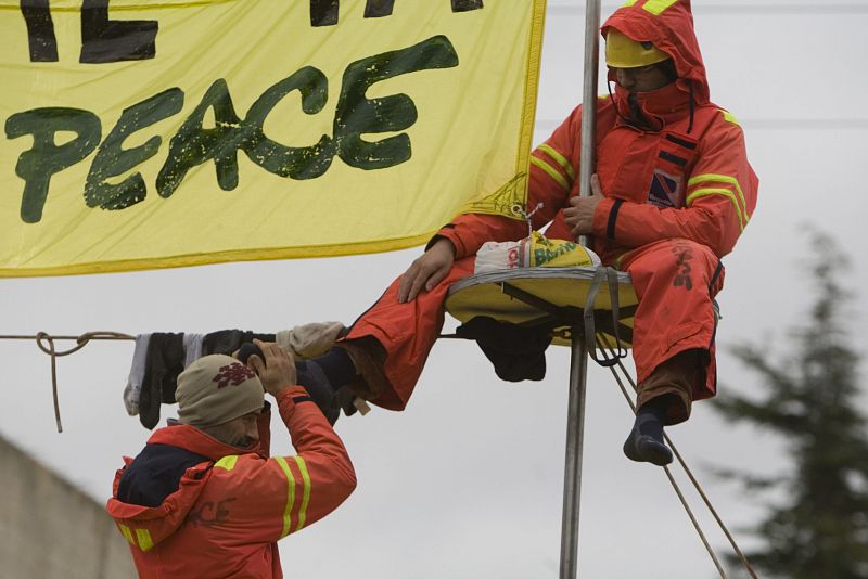 MIEMBROS DE GREENPEACE COLOCAN UN CONTENEDOR Y SE ENCADENAN EN GAROÑA