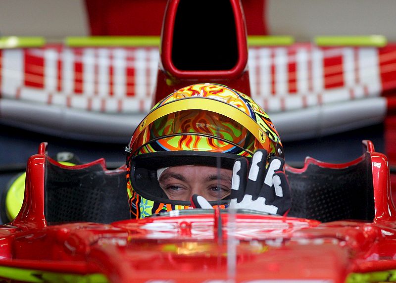 Valentino se concentra dentro del F1 antes de asaltar la pista de Mugello.