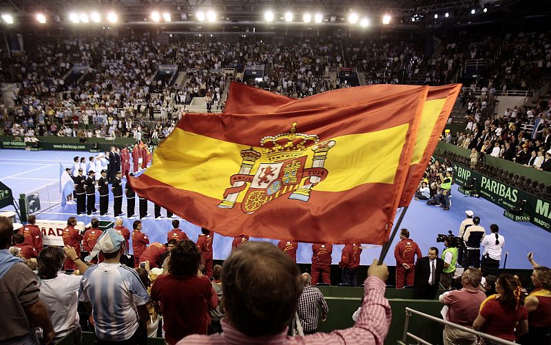 ¡Vamos España! Dos banderas españolas ondean en el pabellón de Islas Malvinas, donde se celebra la final de la Copa Davis.