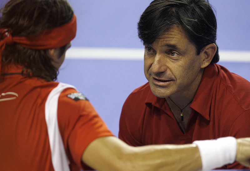 David Ferrer recibe instrucciones del capitán de la Copa DAvis de España, Emlio Sánches Vicario.