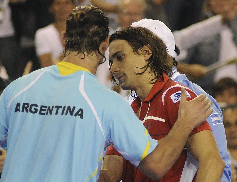 David Nalbandian es felciitado por David Ferrer tras ganar el primer partido de la final de la Copa Davis ante el español.