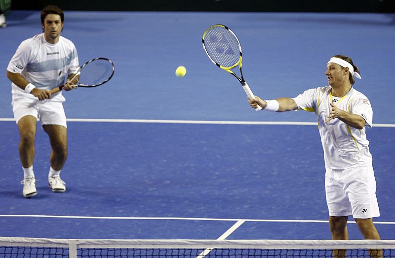 Los argentinos David Nalbandian y Agustín Calleri devuelven la bola a sus rivales españoles Fernando Verdasco y Feliciano López.