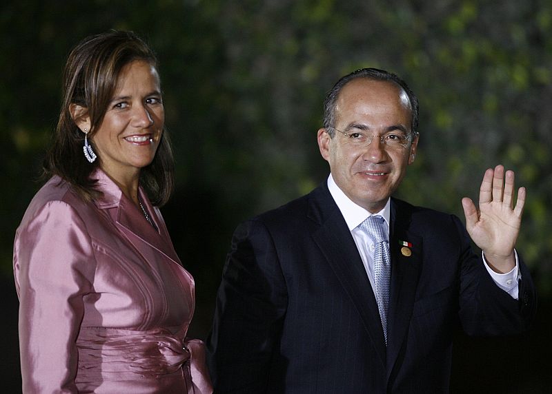 Mexico's President Calderon and first Lady Savala arrive at official dinner at APEC summit in Lima