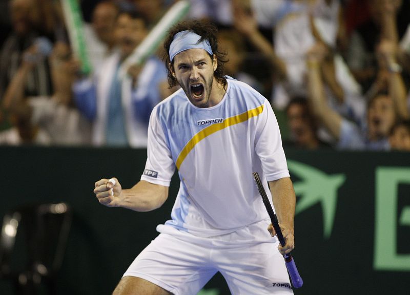 José Acasuso celebra uno de sus puntos conseguidos ante Fernando Verdasco.