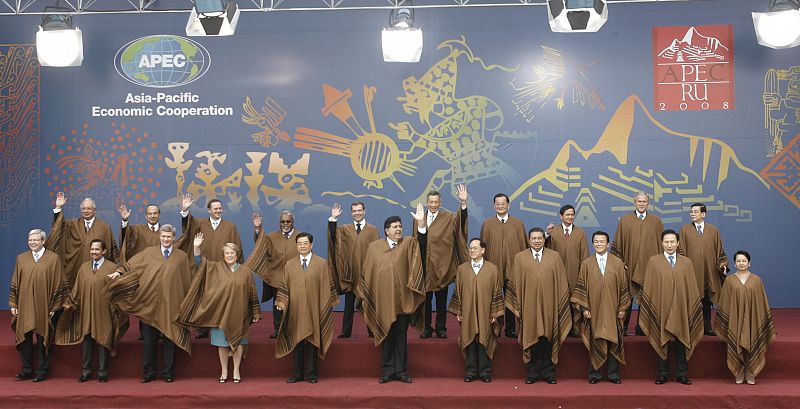 Los líderes de la Apec, con el típico poncho peruano.