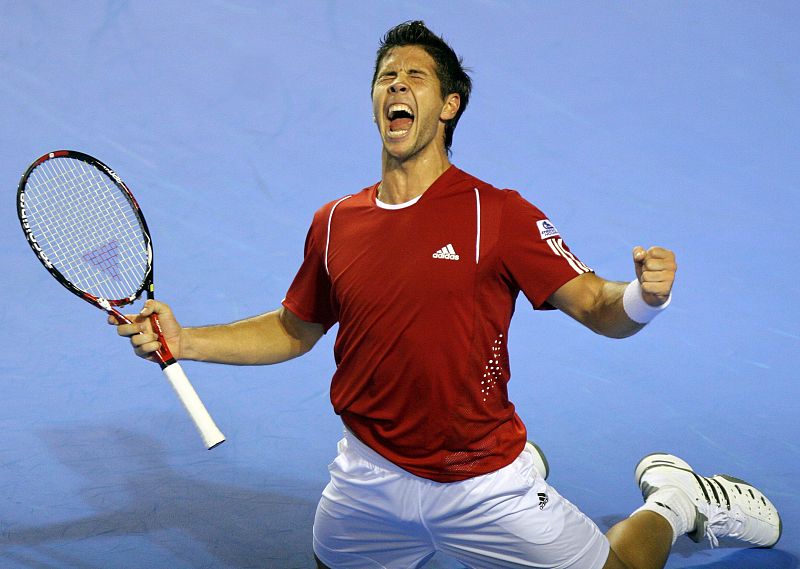 El protagonista del domingo.El tenista español Fernando Verdasco celebra su victoria ante el argentino José Acasuso en el cuarto partido de la final de la Copa Davis.