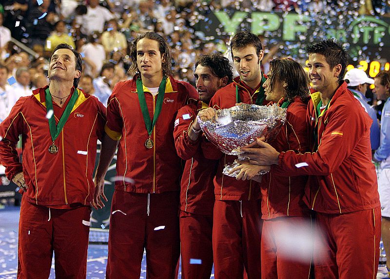 Las mieles de la victoria. El equipo español celebra con la "Ensaladera" su victoria en la final de la Copa Davis.