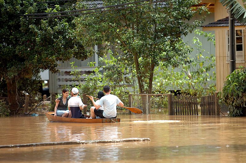 CASI MEDIO CENTENAR DE MUERTOS Y CUANTIOSOS DAÑOS POR LLUVIA EN SUR DE BRASIL