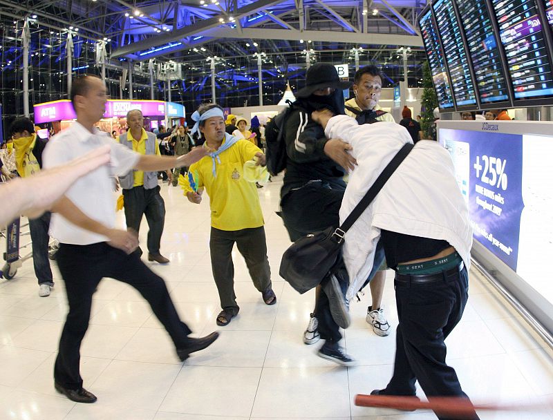 AEROPUERTO DE BANGKOK SUSPENDE VUELOS DE SALIDA TRAS IRRUPCIÓN MANIFESTANTES