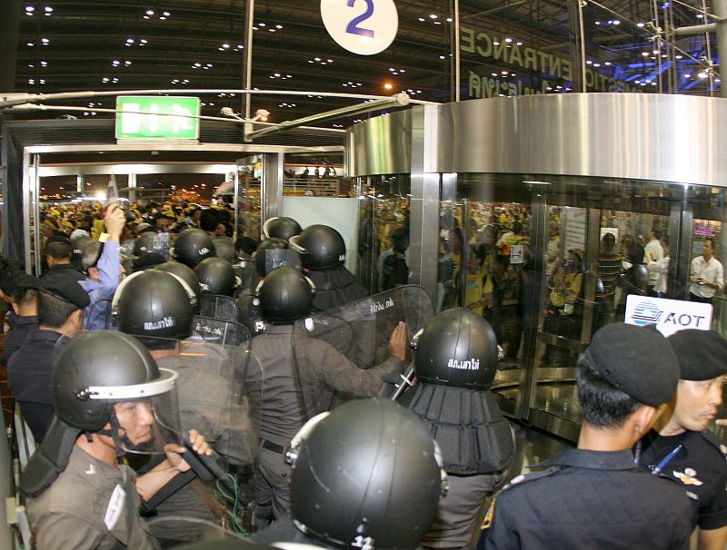 AEROPUERTO DE BANGKOK SUSPENDE VUELOS DE SALIDA TRAS IRRUPCIÓN MANIFESTANTES