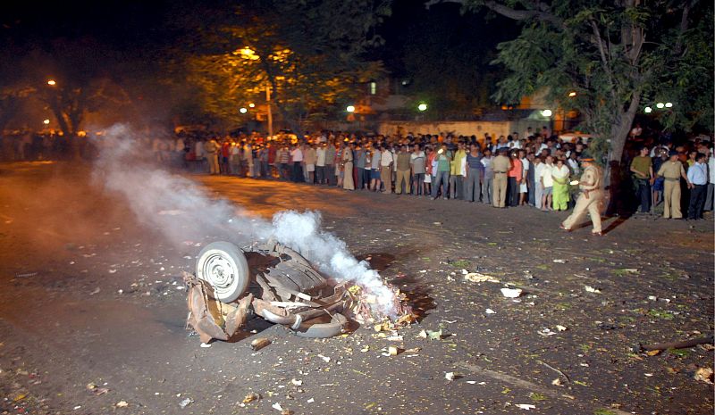 Estado en el que ha quedado uno de los coches afectado por las explosiones en Bombay