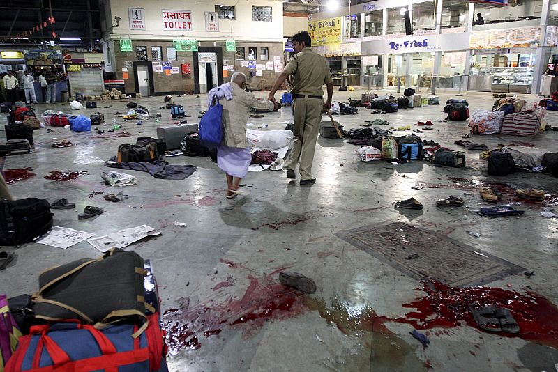 La presidenta de la Comunidad de Madrid, Esperanza Aguirre ha salido ilesa de una cadena de atentados terroristas en Bombay que se ha cobrado ya al menos 80 muertos y más de 250 heridos. En la foto estado en el que ha quedado la estación de tren.