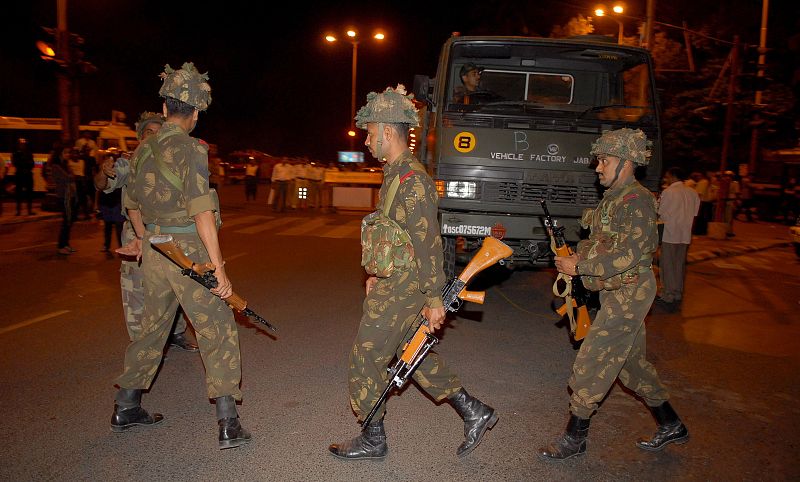 EJÉRCITO PENETRA EN LOS HOTELES ATACADOS PARA RESCATAR A LOS REHENES