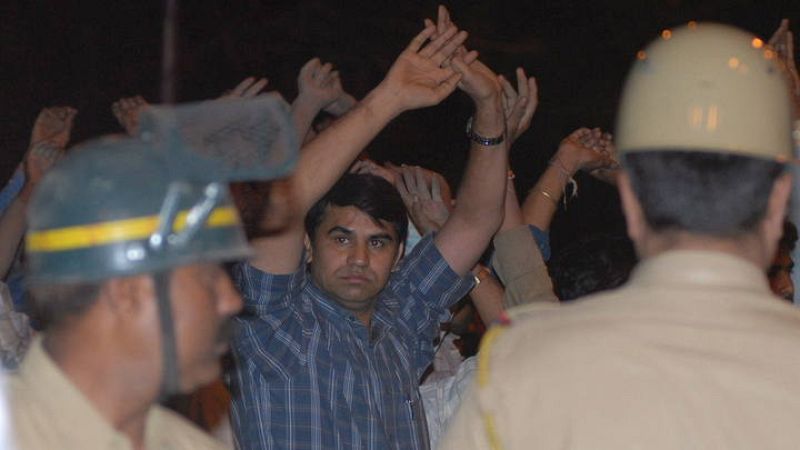 EJÉRCITO PENETRA EN LOS HOTELES ATACADOS PARA RESCATAR A LOS REHENES