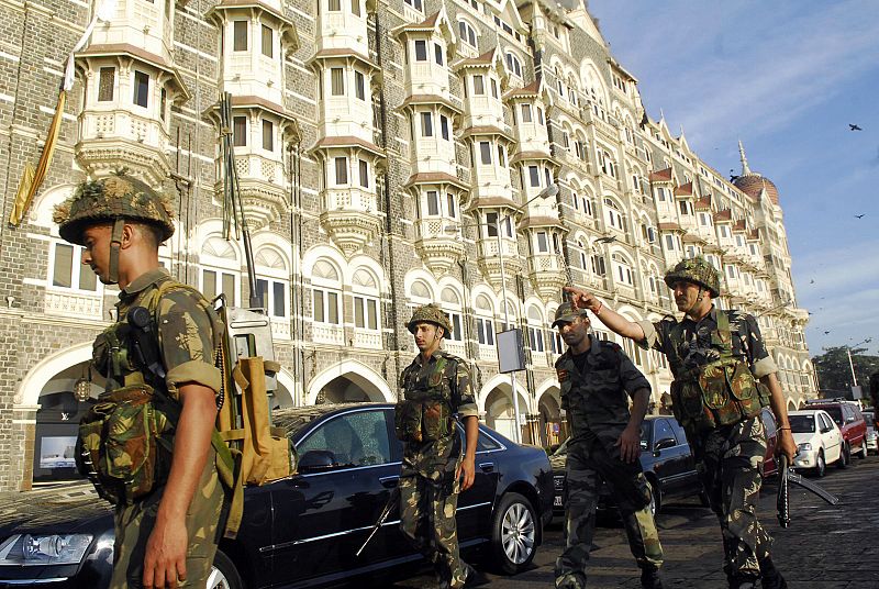 Soldados del ejército refuerzan la seguridad en los alrededores del hotel Taj