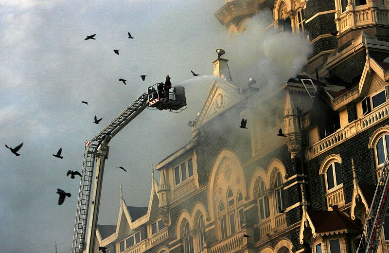 Los bomberos tratan de sofocar el fuego en el hotel Taj