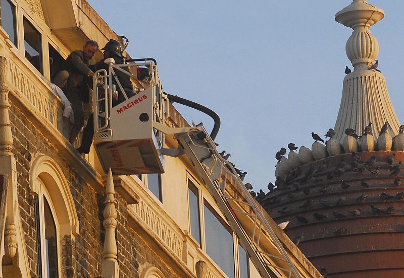 Un bombero consigue sacar a un turista extranjero del hotel Taj