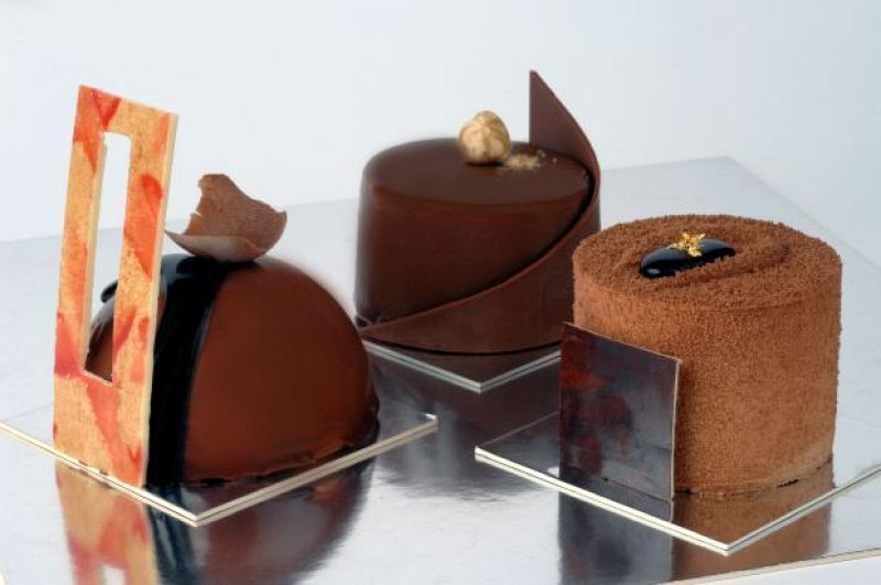 Selección de minipasteles de chocolate