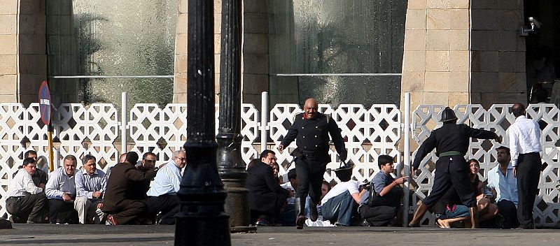 Un grupo de gente intenta ponerse a cubierto y evitar las balas