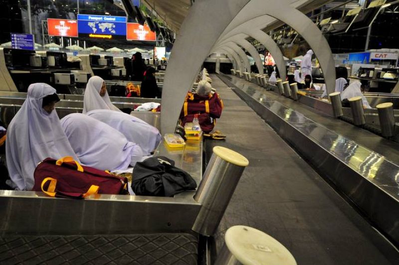 MUSULMANES TAILANDESES REZAN EN EL AEROPUERTO CERRADO DE SUVARNABHUMIDE