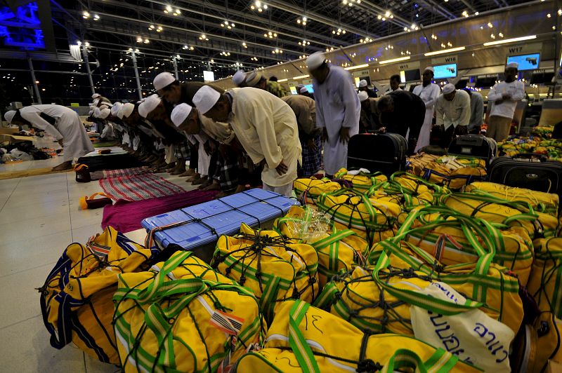 MUSULMANES TAILANDESES REZAN EN EL AEROPUERTO CERRADO DE SUVARNABHUMIDE