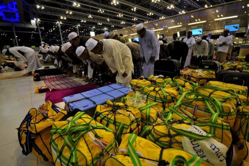 MUSULMANES TAILANDESES REZAN EN EL AEROPUERTO CERRADO DE SUVARNABHUMIDE