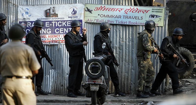 Comandos indios toman posiciones fuera del Nariman Bhavan, donde se cree que están escondidos los terroristas.