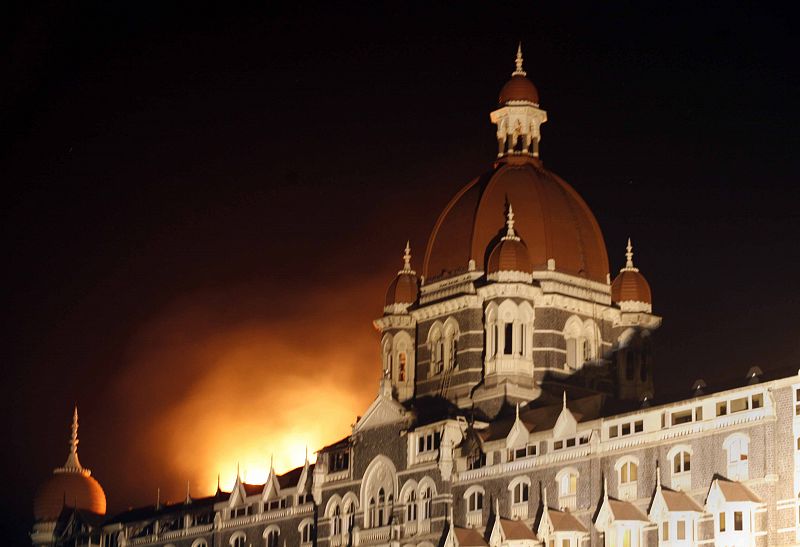 Llamas y humo en el Hotel Taj en Bombai