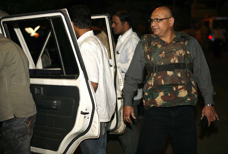 Fuerzas de seguridad indias se preparan para una operación cerca del Hotel Taj en Bombai